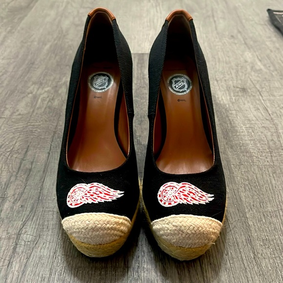NHL Detroit Red Wings Size 7 NEVER WORN Wedge - Picture 1 of 8